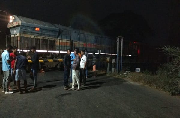 रायगडमध्ये रेल्वे गेटसमोर रेल्वे इंजिन तीन तास बंद रायगडमध्ये रेल्वे गेटसमोर रेल्वे इंजिन तीन तास बंद