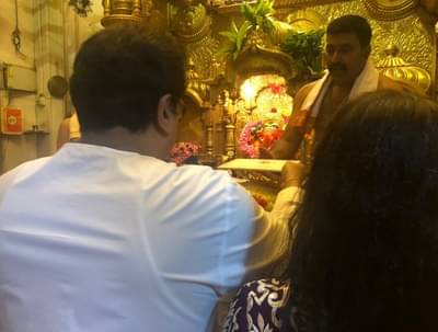 राज ठाकरे सिद्धिविनायकाच्या दर्शनाला, मुलाची लग्नपत्रिका अर्पण