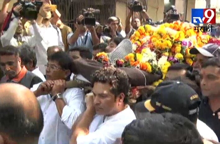 सरांचं पार्थिव शिवाजी पार्कात येताच सचिन ढसाढसा रडला सरांचं पार्थिव शिवाजी पार्कात येताच सचिन ढसाढसा रडला