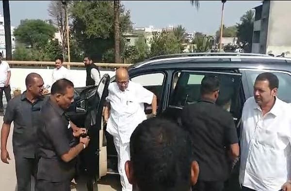 शिवेंद्रराजेंच्या गाडीत पुढे पवार, मागे उदयनराजे!