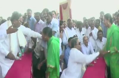 VIDEO: सिद्धरामय्यांचं महिलेशी गैरवर्तन, माईक हिसकावताना पदर हाती