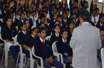 तीन तास गॅझेट्सविना, सायबर गुलामीविरोधी लढ्यासाठी तावडेंचा मंत्रा