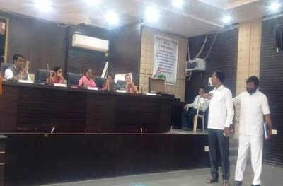 झेडपी उपाध्यक्षाच्या पतीची भरसभेत घुसून प्रशासनाला शिवीगाळ