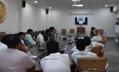 मुख्यमंत्र्यांचा शेतकऱ्यांशी संवाद, 5 तास थांबून एक शब्दही बोलू दिला नाही!