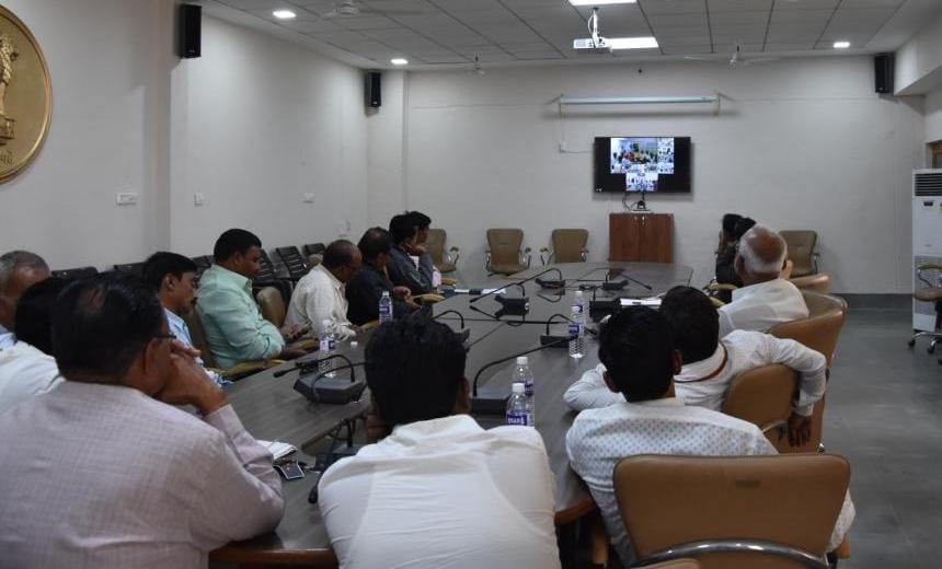 मुख्यमंत्र्यांचा शेतकऱ्यांशी संवाद, 5 तास थांबून एक शब्दही बोलू दिला नाही! मुख्यमंत्र्यांचा शेतकऱ्यांशी संवाद, 5 तास थांबून एक शब्दही बोलू दिला नाही!