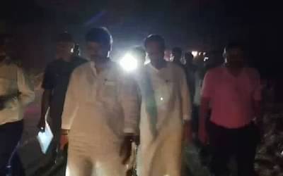 VIDEO : परिवर्तन यात्रेदरम्यान अजितदादा आणि धनंजय मुंडेंचा नाईट वॉक