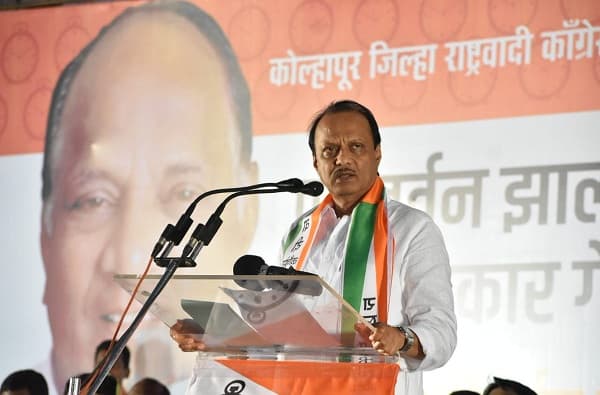भाषण सुरु असताना जिल्हाध्यक्ष मोबाईलमध्ये बिझी, अजित पवारांनी खडसावलं