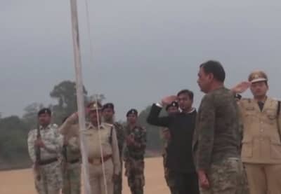 पोलिसांनी नक्षलवाद्यांच्या नाकावर टिच्चून तिरंगा फडकवला