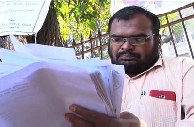 नुकसानभरपाई हवीय, तर वाहून गेलेल्या शेळ्यांचे सांगाडे दाखवा