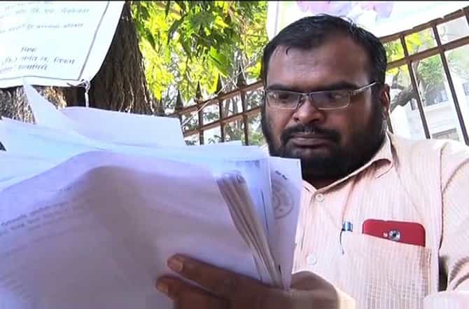 नुकसानभरपाई हवीय, तर वाहून गेलेल्या शेळ्यांचे सांगाडे दाखवा