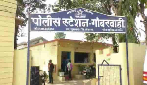 मॉलमध्ये चोरीचा संशय, 12 तरुणांना अर्धनग्न करुन अमानुष मारहाण