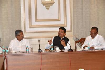 मुख्यमंत्र्यांनी दोन जिल्ह्याचे पालकमंत्री बदलले, तर दोन मंत्र्यांकडे आणखी नवी खाती!