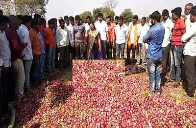 मालेगावात कांद्याच्या ढीगावर शेतकऱ्याची आत्महत्या
