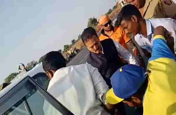 गिरीश महाजनांनी अपघातग्रस्ताला स्वत:च्या गाडीतून रुग्णालयात नेलं