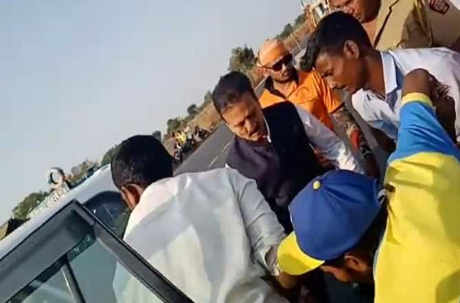 गिरीश महाजनांनी अपघातग्रस्ताला स्वत:च्या गाडीतून रुग्णालयात नेलं