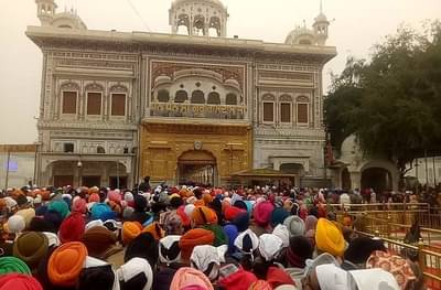 नववर्षाच्या पहिल्या दिवशी अमृतसरमध्ये भक्तांची मांदियाळी