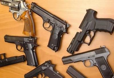 साताऱ्यातील मोरे गल्लीत शस्त्रसाठा, 55 बंदुका जप्त