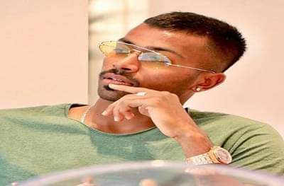 लाज, शरम आणि अपमान, हार्दिक पंड्या घराबाहेर येईना, फोन उचलेना