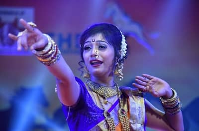 चेतक फेस्टिव्हलमधील लावण्यवतींच्या दिलखेच अदा