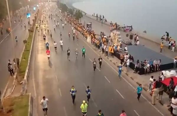 मुंबईत मराठी माणसं दहा टक्क्यांनी घटली, यूपी, बिहारींची संख्या लाखांमध्ये वाढली
