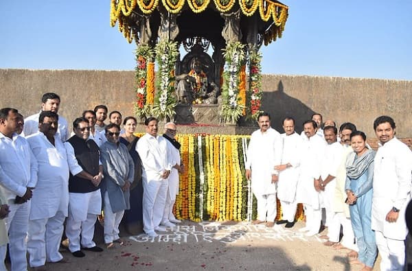राष्ट्रवादीचे नेते रायगडावर गेले, पण शिवरायांच्या समाधीचं दर्शन न घेताच परतले!