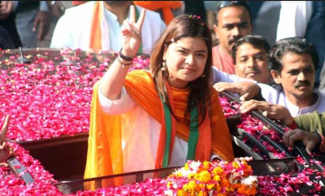 पूनम महाजन यांच्याविरुद्ध काँग्रेसकडून हा दिग्गज अभिनेता मैदानात?