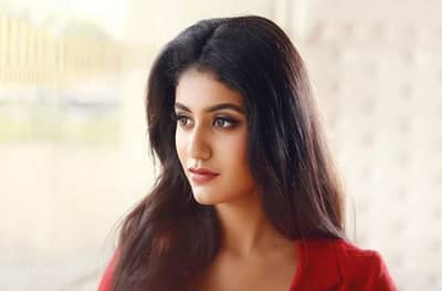 बॉलीवूडमध्ये पदार्पण करताच प्रिया प्रकाश ट्रोल