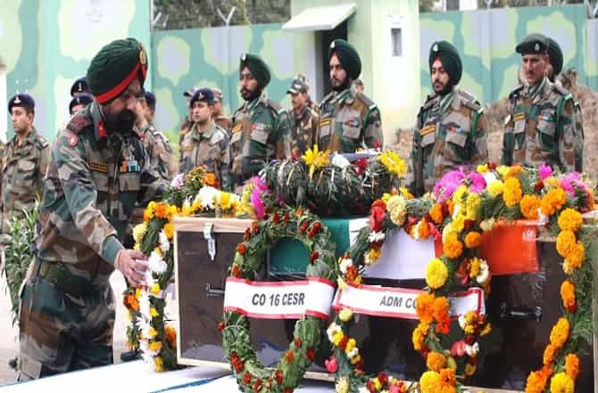 शहीद मेजर शशीधरन यांना पुण्यातील राष्ट्रीय युद्धस्मारकावर मानवंदना