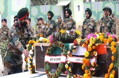 शहीद मेजर शशीधरन यांना पुण्यातील राष्ट्रीय युद्धस्मारकावर मानवंदना