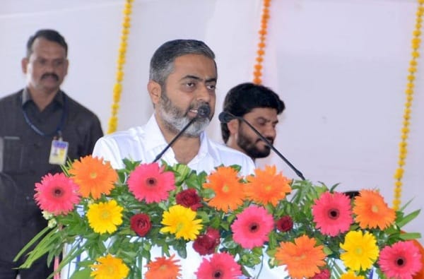 एक काम करा, विषाची बाटली आणा, तुम्ही अर्धी प्या, मी अर्धी पितो : भाजप आमदार एक काम करा, विषाची बाटली आणा, तुम्ही अर्धी प्या, मी अर्धी पितो : भाजप आमदार