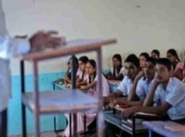 गुजरातमधील शाळांच्या हजेरीत येस सर नाही, जय हिंद!