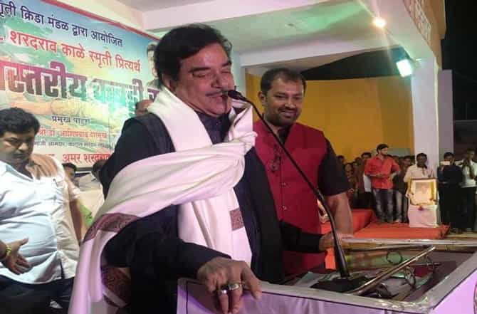 कदाचित अडवाणी गटाचा असल्यामुळे मंत्रीपद दिलं नसावं : शत्रुघ्न सिन्हा