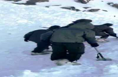 लडाखमध्ये तुफान बर्फवृष्टी, स्कॉर्पिओ आणि 10 पर्यटक अडकले