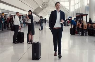 VIDEO : आता सुटकेस उचलू नका, तीच तुमच्यासोबत चालेल!