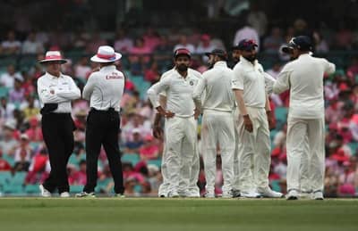 IndvsAus: अंधुक प्रकाश की रडीचा डाव, 17 षटकं आधीच खेळ थांबला!