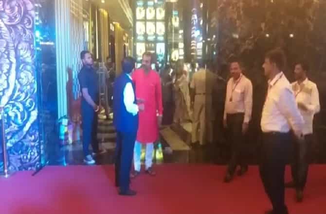 ठाकरे सिनेमाचे दिग्दर्शक स्क्रीनिंग अर्ध्यावर सोडून निघून गेले