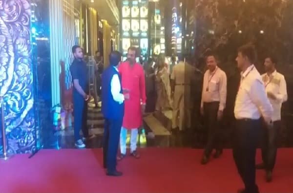 ठाकरे सिनेमाचे दिग्दर्शक स्क्रीनिंग अर्ध्यावर सोडून निघून गेले