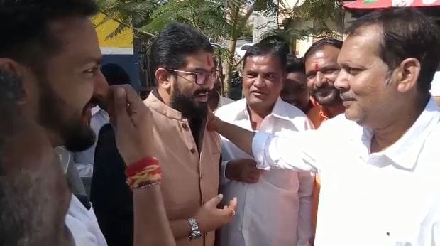 शिवेंद्रराजेंसोबतच्या मनोमिलनावर उदयनराजेंची सूचक प्रतिक्रिया शिवेंद्रराजेंसोबतच्या मनोमिलनावर उदयनराजेंची सूचक प्रतिक्रिया