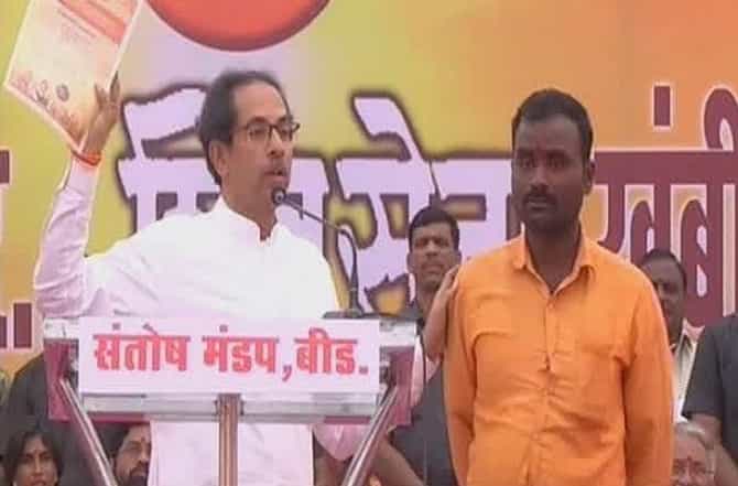 उद्धव ठाकरेंनी स्टेजवर बोलवलं, बीडच्या शेतकऱ्याचं कर्ज काही तासात माफ