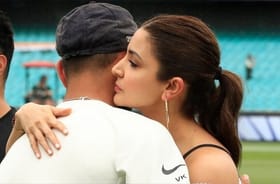 ऐतिहासिक विजयानंतर मैदानात येऊन अनुष्काची विराटला मिठी