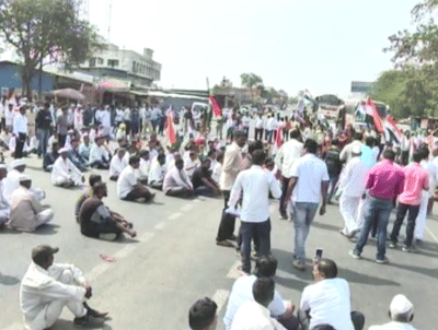 अण्णांच्या समर्थनार्थ ग्रामस्थ रस्त्यावर, नगर-पुणे हायवे रोखला!