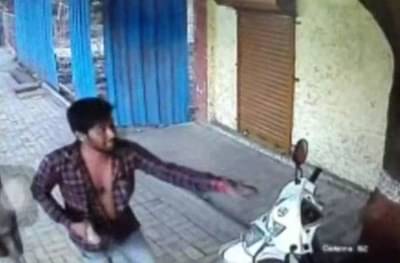 CCTV : लघुशंकेवरुन वाद, दोघांना दगड-दांडक्याने बेदम मारहाण