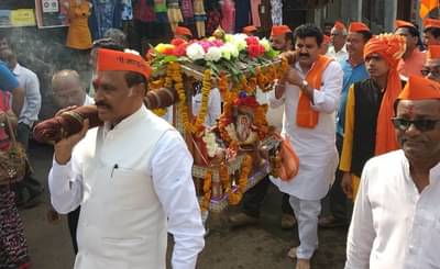 यवतमाळमध्ये कट्टर शत्रूंच्या खांद्यावर पालखी, या जवळीकीचा अर्थ काय?