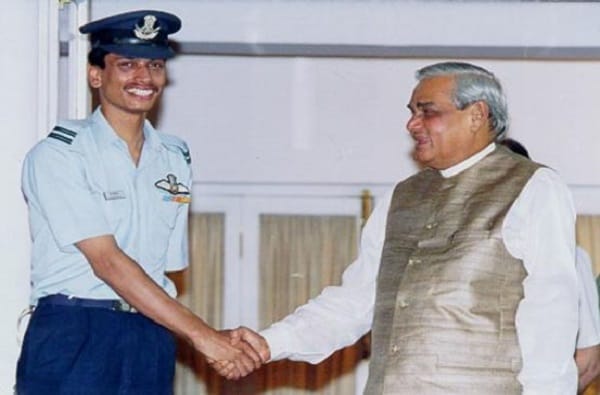 कारगिल युद्ध : पाकिस्तानच्या तावडीतून आठव्या दिवशी परतलेला जवान कारगिल युद्ध : पाकिस्तानच्या तावडीतून आठव्या दिवशी परतलेला जवान