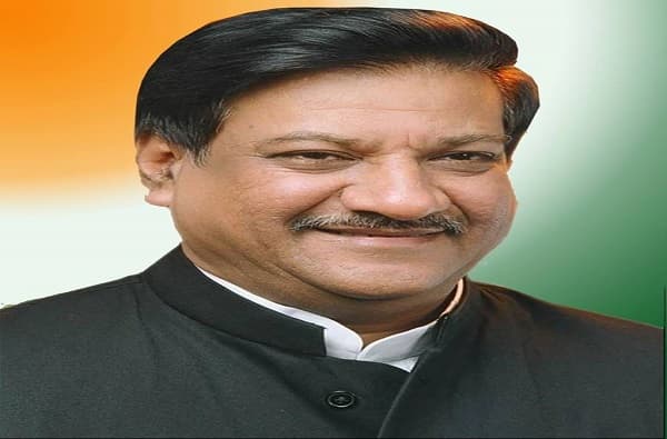 कराड दक्षिणमध्ये पृथ्वीराज चव्हाण यांना धक्का, 14 नगरसेवकांचा अतुल भोसलेंना पाठिंबा