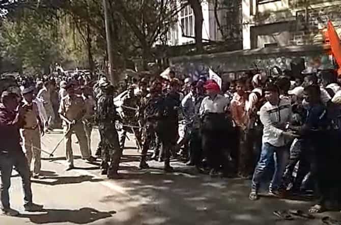 मूकबधीरांच्या मोर्चाला राज ठाकरे आणि सुप्रिया सुळेंची भेट