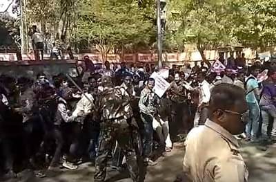 पुण्यात कर्णबधिरांच्या मोर्चावर पोलिसांचा अमानुष लाठीचार्ज