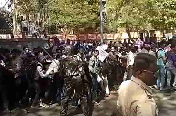पुण्यात कर्णबधिरांच्या मोर्चावर पोलिसांचा अमानुष लाठीचार्ज