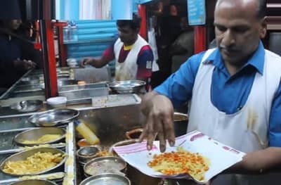 कोल्हापूरच्या राजाभाऊंची भेळ एकदा खायलाच हवी!