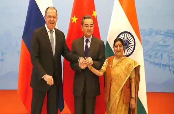 दहशतवादाविरोधात रशिया आणि चीन खंबीरपणे भारतासोबत, सुषमा स्वराज यांचा चीन दौरा यशस्वी